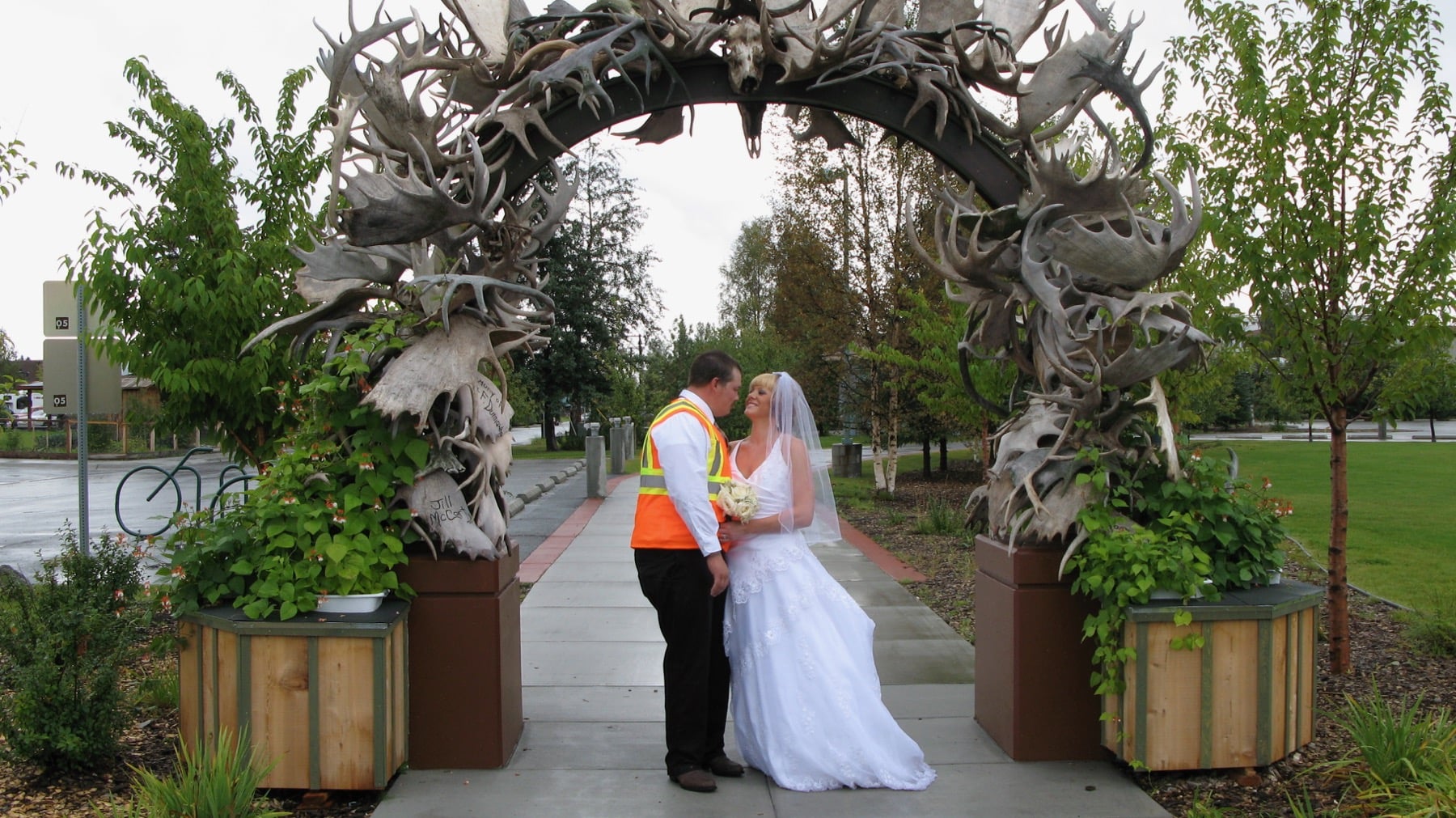 antler-arch-wedding-2